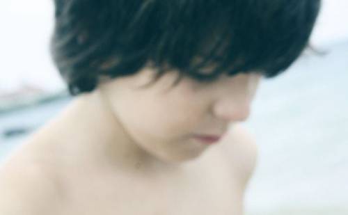 Niño con un trastorno de conducta