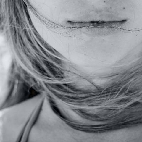 Persona con gesto de preocupación antes de tragar; concepto de fagofobia o miedo a atragantarse y su tratamiento psicológico.