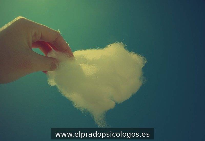 Corazón blanco de algodón sostenido con una mano, símbolo de amor propio