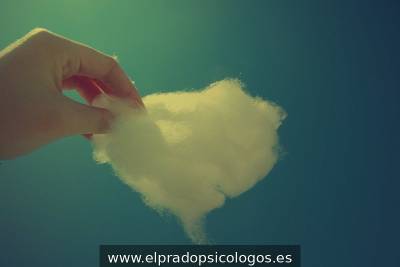 Corazón blanco de algodón sostenido con una mano, símbolo de amor propio