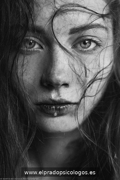 Primer plano en blanco y negro de un rostro con expresi&oacute;n seria y mirada intensa