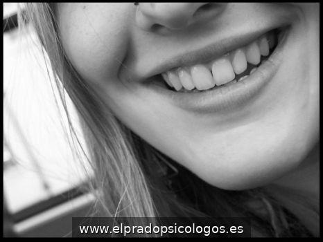 Primer plano de una sonrisa en blanco y negro
