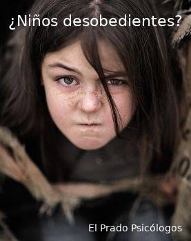 Primer plano de una niña enfadada con gesto desafiante que refleja la desobediencia en niños