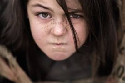 Primer plano de una niña enfadada con gesto desafiante que refleja la desobediencia en niños