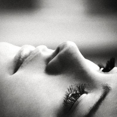 Primer plano en blanco y negro que sugiere agotamiento emocional asociado al odio y la tensi&oacute;n interna