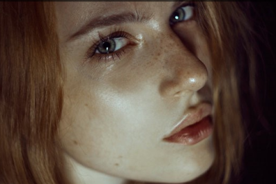 retrato en primer plano que simboliza el odio como emoción intensa y contenida | El Prado Psicólogos Madrid