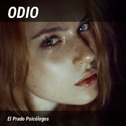 retrato en primer plano que simboliza el odio como emoción intensa y contenida | El Prado Psicólogos Madrid