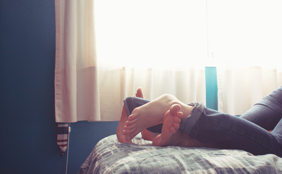 Intimidad y vínculo afectivo: orientación sexual y bienestar Dos personas descansando en una cama junto a una ventana con luz natural