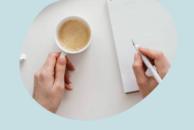 una mujer practica escritura emocional cómo una mujer practica escritura emocional