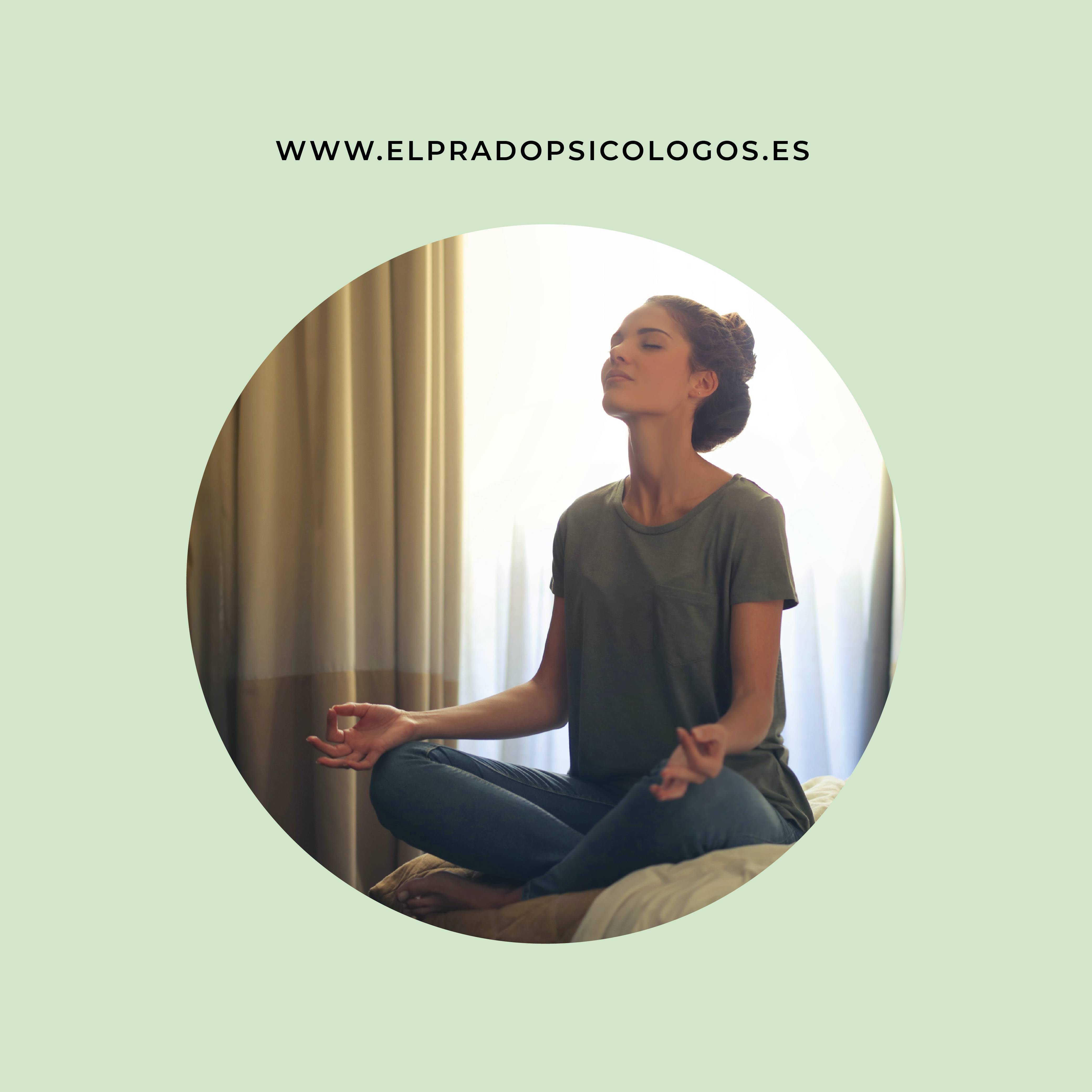 mujer meditando a través de una meditación guiada