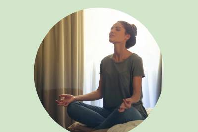 mujer meditando a través de una meditación guiada